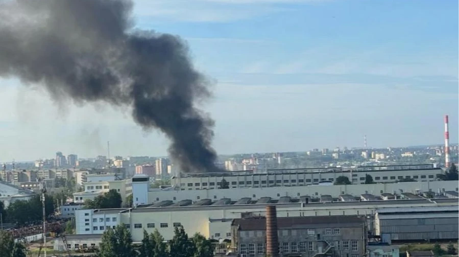 Супутниковий знімок «Авітек» у Кірові з пробитим дахом цеху після удару ракети «Фламінго»