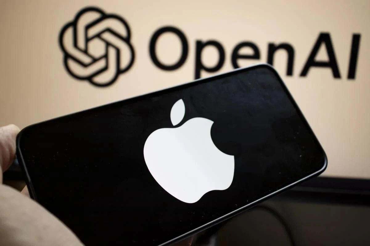 Логотипи Apple та OpenAI на тлі судового документа