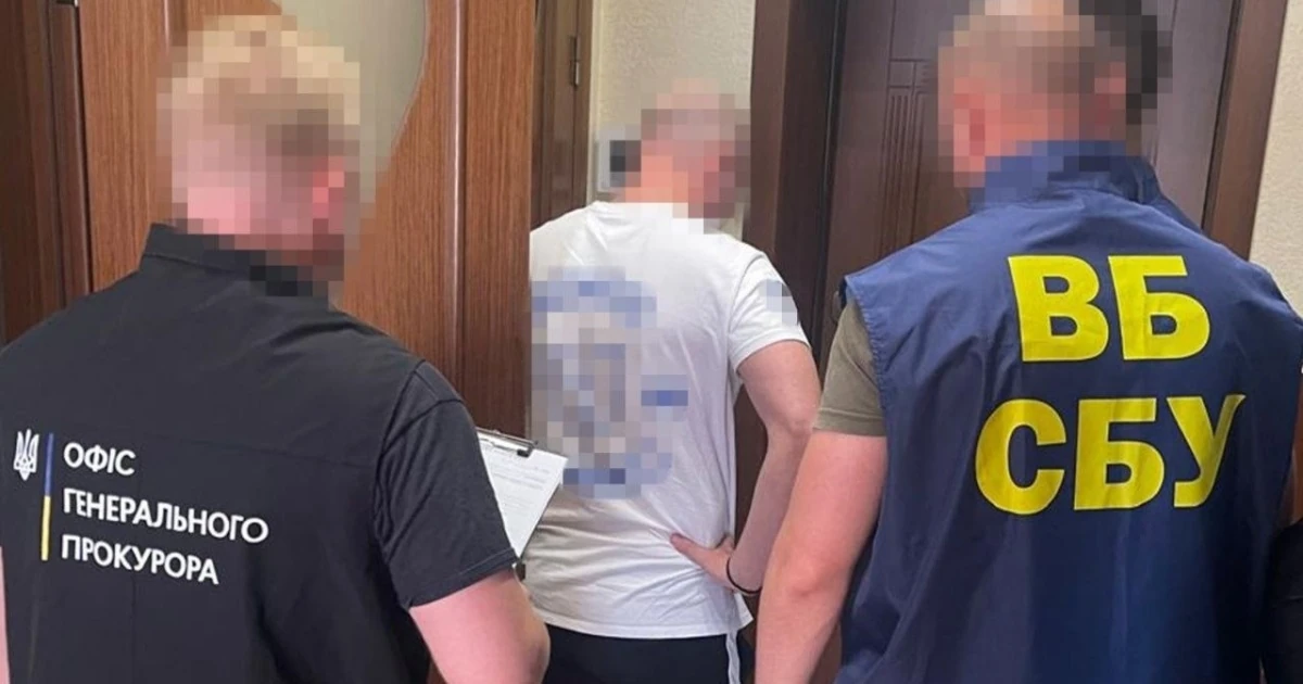 Робоче місце та вилучені гроші під час обшуків у заступника голови Хмельницької ОВА (фото СБУ та ОГП)