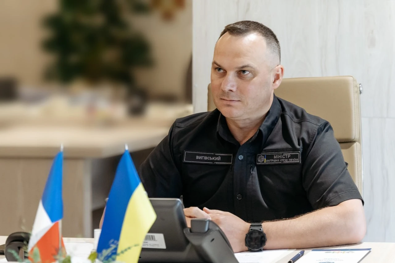 Поліцейський автомобіль-«фантом» без розпізнавальних знаків на українській дорозі