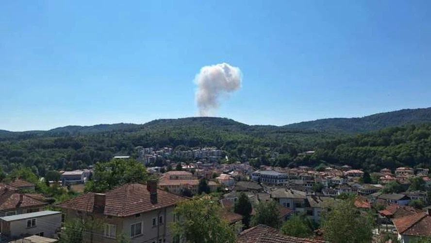 Великі клуби диму над військовим заводом у селі Беліца поблизу Трявни