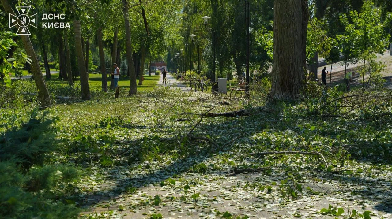 Наслідки російської атаки безпілотниками у Києві та Київській області 29 серпня 2026 року.
