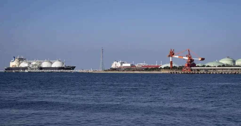 Як танкери з ОАЕ, Іраку, Катару та Кувейту ховають нафту під час проходу Ормузької протоки