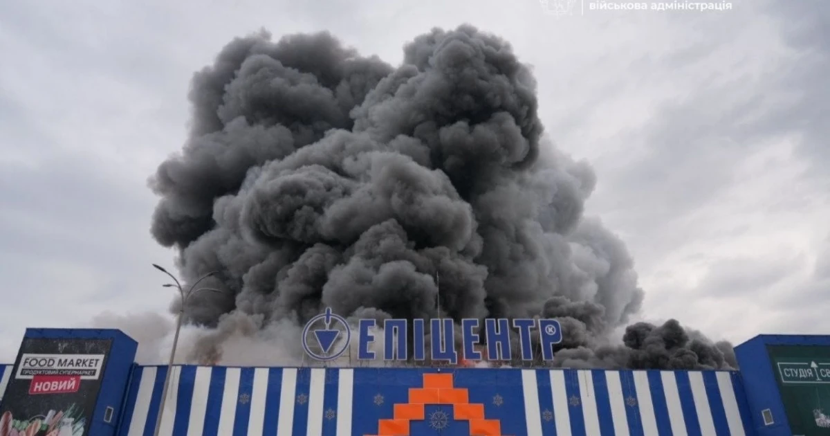 Пошкоджена будівля «Епіцентру» в Запоріжжі та масштабна пожежа після удару 28 серпня 2026 року.