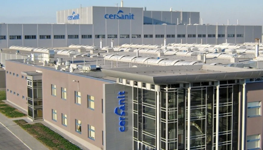 Пошкоджений завод Cersanit Invest у Звягелі після нічної атаки реактивних дронів РФ