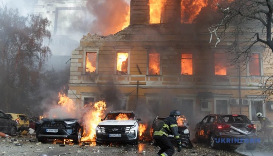Пожежа на даху та верхньому поверсі будівлі Національної академії наук України на вулиці Володимирській, великий чорний дим
