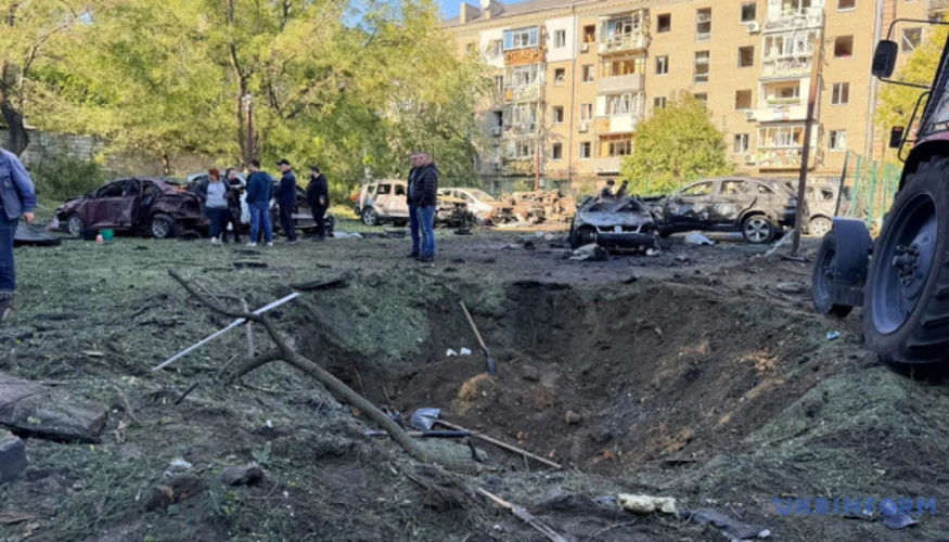 Наслідки влучання КАБів у двір багатоквартирного будинку в Запоріжжі з вибитими вікнами та згорілими авто