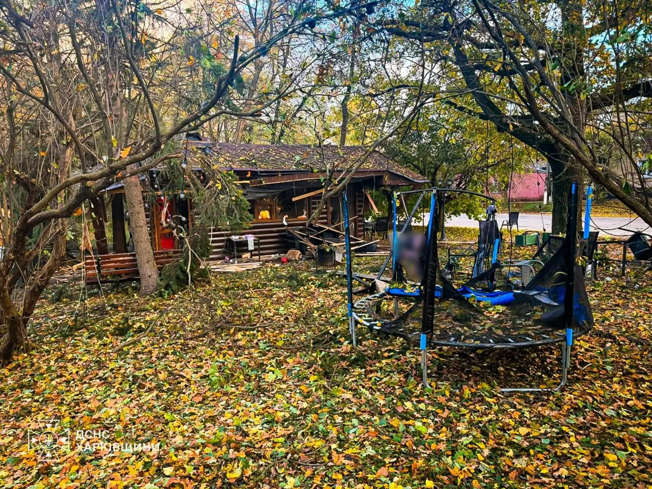Пошкоджене кафе у центральному парку селища Нова Водолага після удару безпілотника 19 жовтня 2026 року.