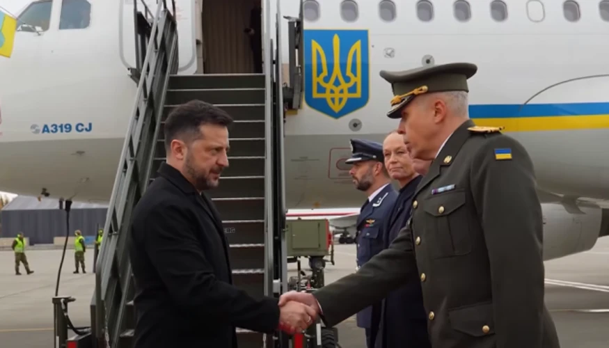Зеленський зходить трапом на злітно-посадкову смугу в Осло; скріншот з трансляції NRK