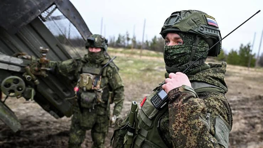 Кадри з розвідувальних дронів підрозділів «Хартії»: група цивільних (дві жінки, дитина, чоловіки) біля газогону «Шебелинка –