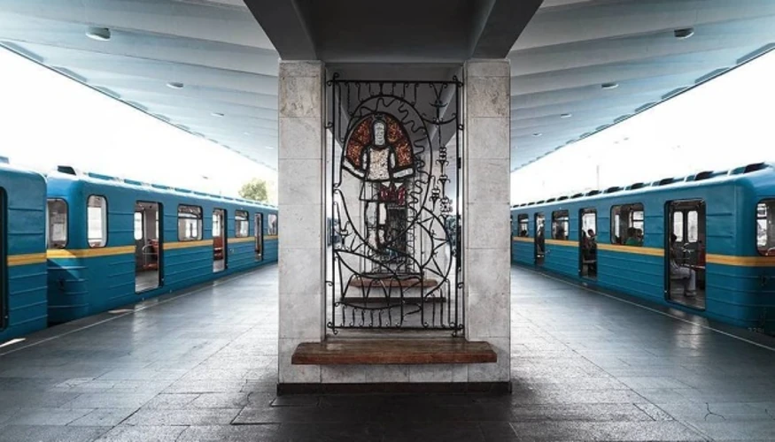 Потяг на червоній лінії Київського метро рухається без зупинки повз станцію «Чернігівська»
